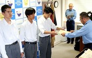 豊田署長（右）から感謝状を受け取る生徒