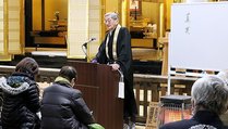 法話をする岡西住職