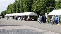 黒部市総合公園には防災に関するさまざまな展示ブースが設けられた=黒部市堀切