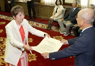 「一歩一歩謙虚に」　参院選で初当選の庭田氏に当選証書