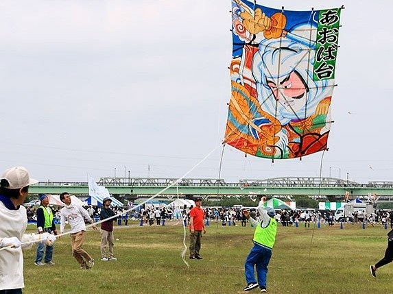 大凧 大凧空高く 有終の美 射水の「越中だいもん凧まつり」46年の歴史に幕
