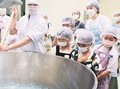 親子で提供工程学ぶ　魚津学校給食センター見学体験