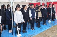 高峰博士を讃える歌を斉唱する児童