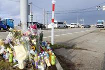 親子死亡、ブレーキ踏まず進入か