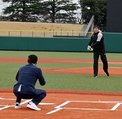 始球式に立った山本さん（右）