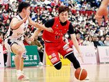 富山-横浜 ドリブルで切り込む宇都(右)