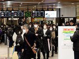 職場などへ急ぐあいの風とやま鉄道の利用客＝富山駅