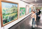 日展富山展の一般公開が始まり、洋画部門の大作を楽しむ来場者たち
