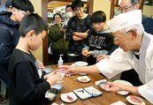 すし職人（右）から指導を受けながらすしを握る子ども