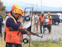 クマ出没時の対応や連携確認　魚津市が早月川で緊急銃猟訓練