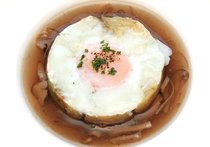 秋ナスと温玉の冷製スープ　マツタケ風味