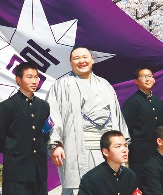 大関朝乃山 母校に錦　富山商業高 ２年ぶり訪問　後輩「オーラ感じた」