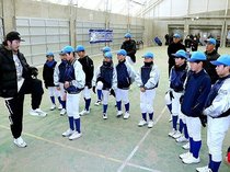 石川投手に投球学ぶ　魚津で恒例の野球教室　