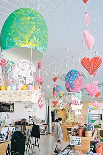 障害者アートが会場彩る　ＫＯＫＯくろべ