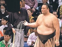 「自分の型」５秒で決着　大相撲九州場所４日目、朝乃山ようやく本来の力