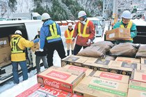 黒部峡谷に越冬物資　工事関係者用、トロッコ電車で運搬