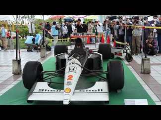 子ども以上に大人が興奮、「音速の貴公子」セナのＦ１車が高岡に【エンジン音付き】　　　　