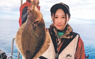 釣果はいけん<br />ソウハチカレイ体長４５センチ　長谷川楓さん（２３）富山市