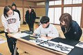 ２５年版剱岳Ｔシャツ　上市・白萩西部小６年生が文字担う