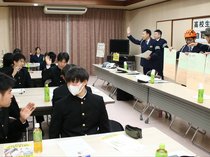 ヘルメット着用とルール順守考える　魚津高で自転車フォーラム