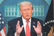 トランプ氏「関税は容易な交渉手段」　グリーンランド領有巡り<br />