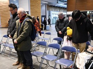 能登半島地震２年、発生時刻に黙とう　富山市の団体、富山駅で復興支援イベント