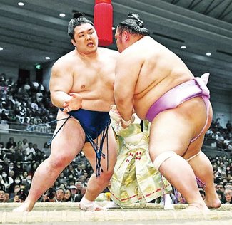 朝乃山、初白星　琴勇輝を押し出す 