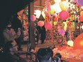 ひな飾りとランタン共演　滑川、ライトアップで幻想演出