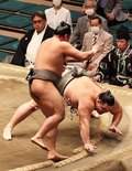 朝乃山初黒星　大相撲秋場所１１日目
