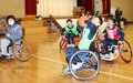 車いすバスケ楽しい！　東京パラ銀の岩井選手、魚津・よつば小児童を指導