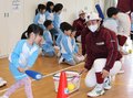 ボール遊び楽しい　砺波高野球部員が園児に基本動作手ほどき