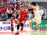 富山－静岡　第１Ｑ、相手と競り合いながらドリブルで切り込むケネディ＝ありそドーム