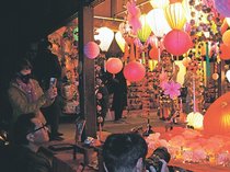 ひな飾りとランタン共演　滑川、ライトアップで幻想演出