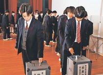 高岡龍谷高生が模擬投票体験　高岡市選管が出前授業