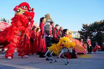 中国の春節行事に獅子舞ロボ