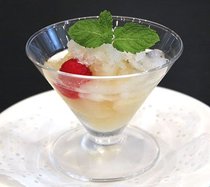 酒風味のモモのコンポートグラニテ添え