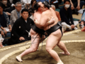 朝乃山 白星発進、「応援に感謝」　大相撲夏場所初日