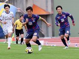 富山－大分　後半、ドリブルで攻め上がる富山の吉平（中央）