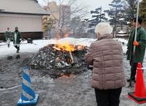 どんど焼きで参拝客やけど
