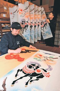 “うま”くいく年に　五箇山和紙の里、えとのタペストリー作り