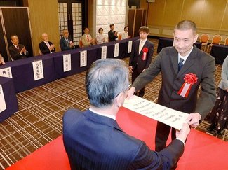 尾野さん（徳島）「書きたいもの自由に」　富山で第６０回北日本文学賞贈呈式