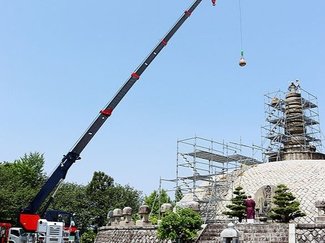 被災の仏舎利塔修復　高岡・二上山の佛石寺