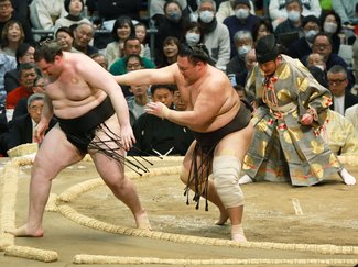 朝乃山３連勝　大相撲春場所６日目、「一日一番攻めていく」