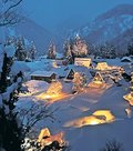 幻想、白銀の山里　南砺・相倉合掌造り集落ライトアップ始まる