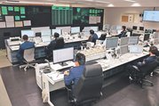 映像通報システムの運用を始める県西部消防指令センター。パソコンの画面などで通報者の映像を確かめる＝高岡市広小路