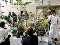 学生が生け花を体験　富山大高岡キャンパス
