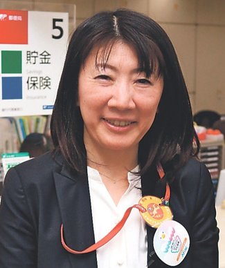 カラフル<br />小矢部郵便局長・村松麻里子さん