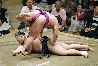 朝乃山７敗目、給金持ち越す　秋場所１４日目
