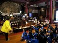 上市の文化財、間近で　小中学生「ふるさと学習」開始、日石寺で磨崖仏見学