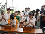 焼香する子どもたち